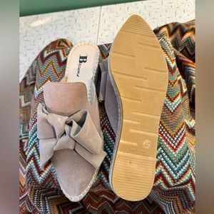 Browns mules with bow